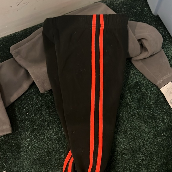 Carters fleece pullover and pants set. Size 4T. NWT’s - Picture 3 of 4